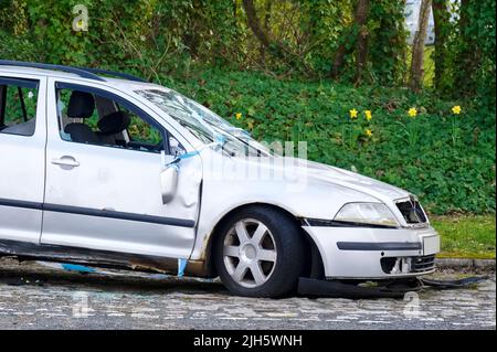 Auto vandalizzata e abbandonata in campagna rurale Foto Stock