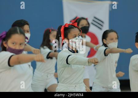 Città del Messico, Messico. 15th luglio 2022. 15 luglio 2022, Città del Messico, Messico: Gli studenti delle scuole pubbliche prendono parte ad una mostra Taekwondo e tavole ritmiche come parte della fine dell'anno scolastico tra la quinta ondata di COVID-19 nel paese. Il 15 luglio 2022 a Città del Messico, Messico. (Credit Image: © Gerardo Vieyra/eyepix via ZUMA Press Wire) Credit: ZUMA Press, Inc./Alamy Live News Foto Stock