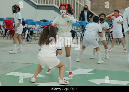 Città del Messico, Messico. 15th luglio 2022. 15 luglio 2022, Città del Messico, Messico: Gli studenti delle scuole pubbliche prendono parte ad una mostra Taekwondo e tavole ritmiche come parte della fine dell'anno scolastico tra la quinta ondata di COVID-19 nel paese. Il 15 luglio 2022 a Città del Messico, Messico. (Credit Image: © Gerardo Vieyra/eyepix via ZUMA Press Wire) Credit: ZUMA Press, Inc./Alamy Live News Foto Stock