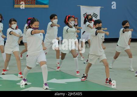 Città del Messico, Messico. 15th luglio 2022. 15 luglio 2022, Città del Messico, Messico: Gli studenti delle scuole pubbliche prendono parte ad una mostra Taekwondo e tavole ritmiche come parte della fine dell'anno scolastico tra la quinta ondata di COVID-19 nel paese. Il 15 luglio 2022 a Città del Messico, Messico. (Credit Image: © Gerardo Vieyra/eyepix via ZUMA Press Wire) Credit: ZUMA Press, Inc./Alamy Live News Foto Stock