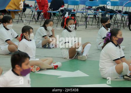 Città del Messico, Messico. 15th luglio 2022. 15 luglio 2022, Città del Messico, Messico: Gli studenti delle scuole pubbliche prendono parte ad una mostra Taekwondo e tavole ritmiche come parte della fine dell'anno scolastico tra la quinta ondata di COVID-19 nel paese. Il 15 luglio 2022 a Città del Messico, Messico. (Credit Image: © Gerardo Vieyra/eyepix via ZUMA Press Wire) Credit: ZUMA Press, Inc./Alamy Live News Foto Stock