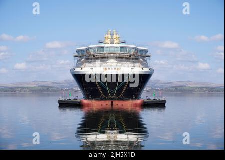 Traghetto riflessione in acque calme durante i lavori di costruzione a Port Glasgow Foto Stock