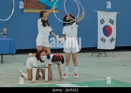 Città del Messico, Messico. 15th luglio 2022. 15 luglio 2022, Città del Messico, Messico: Gli studenti delle scuole pubbliche prendono parte ad una mostra Taekwondo e tavole ritmiche come parte della fine dell'anno scolastico tra la quinta ondata di COVID-19 nel paese. Il 15 luglio 2022 a Città del Messico, Messico. (Credit Image: © Gerardo Vieyra/eyepix via ZUMA Press Wire) Credit: ZUMA Press, Inc./Alamy Live News Foto Stock