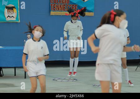 Città del Messico, Messico. 15th luglio 2022. 15 luglio 2022, Città del Messico, Messico: Gli studenti delle scuole pubbliche prendono parte ad una mostra Taekwondo e tavole ritmiche come parte della fine dell'anno scolastico tra la quinta ondata di COVID-19 nel paese. Il 15 luglio 2022 a Città del Messico, Messico. (Credit Image: © Gerardo Vieyra/eyepix via ZUMA Press Wire) Credit: ZUMA Press, Inc./Alamy Live News Foto Stock