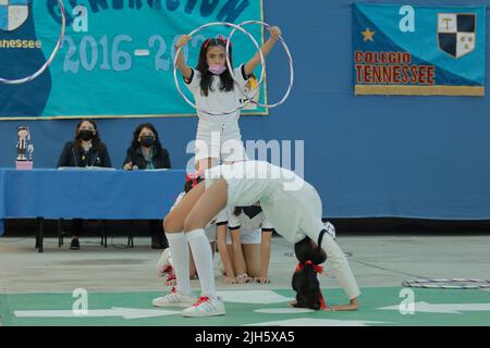 Città del Messico, Messico. 15th luglio 2022. 15 luglio 2022, Città del Messico, Messico: Gli studenti delle scuole pubbliche prendono parte ad una mostra Taekwondo e tavole ritmiche come parte della fine dell'anno scolastico tra la quinta ondata di COVID-19 nel paese. Il 15 luglio 2022 a Città del Messico, Messico. (Credit Image: © Gerardo Vieyra/eyepix via ZUMA Press Wire) Credit: ZUMA Press, Inc./Alamy Live News Foto Stock