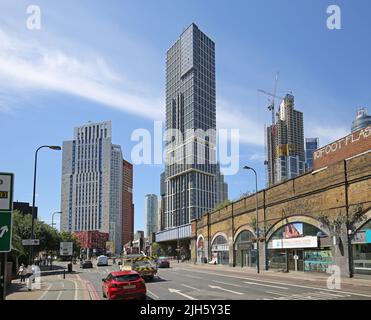 Sistema unidirezionale Vauxhall, Londra, Regno Unito. Prosegui verso sud su South Lambeth Road. Mostra la ferrovia a destra e nuove torri residenziali oltre. Estate 2022. Foto Stock