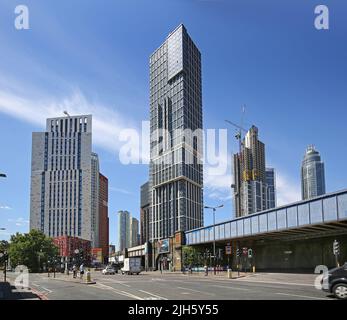 Sistema unidirezionale Vauxhall, Londra, Regno Unito. Prosegui verso sud su South Lambeth Road. Mostra la ferrovia a destra e nuove torri residenziali oltre. Estate 2022. Foto Stock