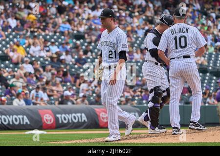 Denver CO, Stati Uniti. 14th luglio 2022. Il lanciatore del Colorado Kyle Freeland (21) lascia la partita durante la partita con San Diego Padres e Colorado Rockies tenuto al Coors Field di Denver Co. David Seelig/Cal Sport Medi. Credit: csm/Alamy Live News Foto Stock