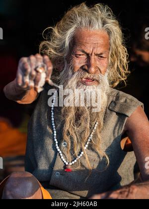 L'uomo santo indiano Amar Bharati Urdhavaahu, che ha tenuto il suo braccio sollevato per oltre 40 anni in onore del Dio indù Shiva, al Festival Kumbh Mela in India. Foto Stock