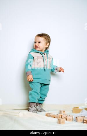 Moda del bambino. Abiti UNISEX per bambini. Carino bambino in cotone Set vestito su sfondo chiaro. Foto Stock