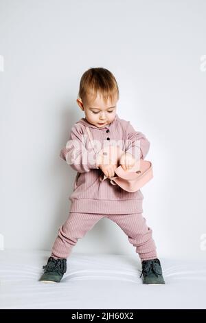 Moda del bambino. Abiti UNISEX per bambini. Carino bambino in cotone Set vestito su sfondo chiaro. Foto Stock