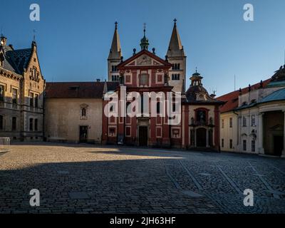Strade strette, scale e meravigliosi palazzi nel Castello di Praga. Una vista unica senza una folla di turisti in una meravigliosa mattinata di primavera. Castello di Praga Foto Stock