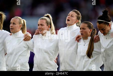 Da sinistra a destra, Beth Mead in Inghilterra, Lauren Hemp, Ellen White, Fran Kirby e Lucy Bronze si allineano prima della partita UEFA Women's Euro 2022 Group A al St Mary's Stadium di Southampton. Data foto: Venerdì 15 luglio 2022. Foto Stock