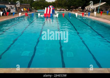 Piscina all'aperto Hampton in una serata calda e soleggiata con tramonto. Londra, Regno Unito. (131) Foto Stock