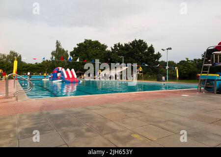 Piscina all'aperto Hampton in una serata calda e soleggiata con tramonto. Londra, Regno Unito. (131) Foto Stock