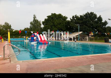 Piscina all'aperto Hampton in una serata calda e soleggiata con tramonto. Londra, Regno Unito. (131) Foto Stock