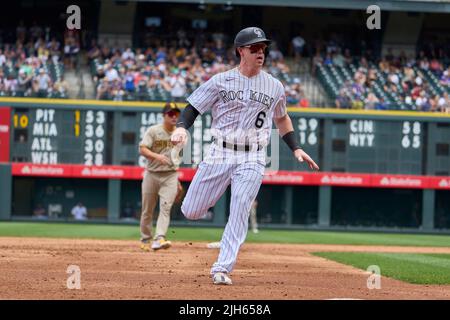 Denver CO, Stati Uniti. 14th luglio 2022. Il catcher del Colorado Brian Serven (6) corre a terzi durante la partita con San Diego Padres e Colorado Rockies tenuto al Coors Field di Denver Co. David Seelig/Cal Sport Medi. Credit: csm/Alamy Live News Foto Stock