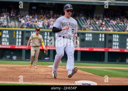 Denver CO, Stati Uniti. 14th luglio 2022. Il catcher del Colorado Brian Serven (6) corre a terzi durante la partita con San Diego Padres e Colorado Rockies tenuto al Coors Field di Denver Co. David Seelig/Cal Sport Medi. Credit: csm/Alamy Live News Foto Stock
