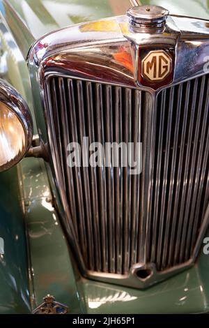 Griglia e logo cromati per auto d'epoca Classic MG Foto Stock