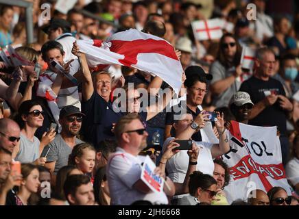 Southampton, Regno Unito. 15th luglio 2022. 15th luglio 2022, Saint Mary's Stadium, Southampton, Hampshire, Inghilterra: Torneo di calcio internazionale femminile europeo; Irlanda del Nord contro Inghilterra; tifosi dell'Inghilterra che godono della partita credito: Action Plus Sports Images/Alamy Live News Foto Stock