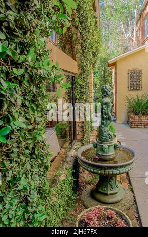 La luce in questo giardino nascosto segreto si illumina all'ora giusta del giorno quando il sole splende e riflette fuori gli edifici intorno ad esso per lig Foto Stock