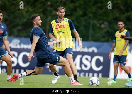 Amir Rrahmani, difensore della SSC Napoli, sfida per la palla con il centrocampista spagnolo Fabian Ruiz della SSC Napoli durante la sessione di allenamento pomeridiana del settimo giorno del campo di preason di SSC Napoli 2022-23 in Val di Sole in Trentino, Dimaro Folgarida Foto Stock