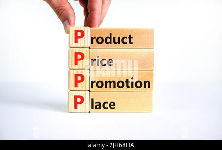 Simbolo del luogo di promozione del prezzo di processo PPPP. Concetto parole PPPP processo prezzo promozione luogo su blocchi su sfondo bianco bello. Business e PPPP Foto Stock