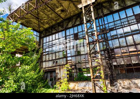 Abbandonata e derelitta la fabbrica di trattori Ursus a Varsavia, in Polonia Foto Stock