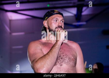 Fury Fest: Tour ufficiale dopo la festa, Tyson Fury, Tylorstown Sports Center, Rhondda, Galles, UK, 15/7/22: Tyson Fury viaggia nella Rhondda Valley come parte del suo tour nel Regno Unito ©Andrew Dowling Credit: Andrew Dowling/Alamy Live News Foto Stock