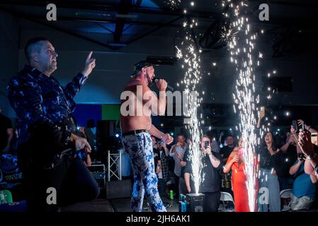 Fury Fest: Tour ufficiale dopo la festa, Tyson Fury, Tylorstown Sports Center, Rhondda, Galles, UK, 15/7/22: Tyson Fury viaggia nella Rhondda Valley come parte del suo tour nel Regno Unito ©Andrew Dowling Credit: Andrew Dowling/Alamy Live News Foto Stock