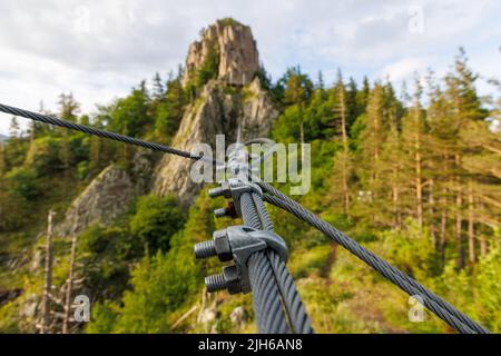 Robusto cavo in metallo affidabile con fissaggio di collegamento con bulloni e dadi di diverse dimensioni, all'aperto Foto Stock