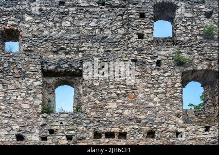 Muro con buchi finestra, rovine del castello Eisenberg vicino Pfronten, Allgaeu, Baviera, Germania Foto Stock