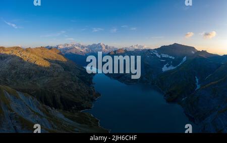 Veduta aerea del lago d'Emosson con le Alpi francesi sullo sfondo, Canton Vallese, Svizzera Foto Stock