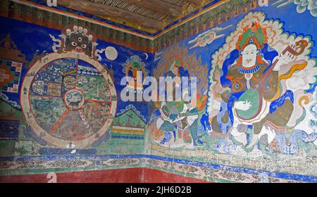 Murales buddisti, buddismo tibetano, Dio della morte Yama che tiene la ruota della vita, Monastero di Thiksey o Thikse Gompa, Ladakh, India Foto Stock