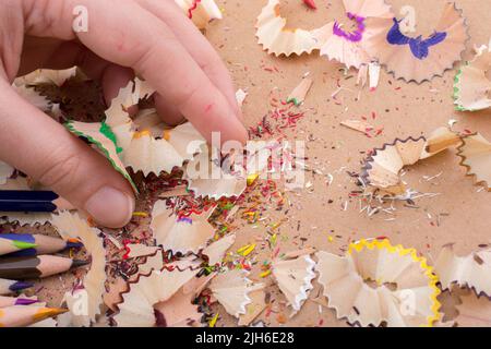 Alcuni matita colorata trucioli in mano Foto Stock