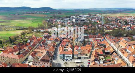 Vista aerea di Bad Koenigshofen con le attrazioni della città. Franconia, Baviera, Germania Foto Stock