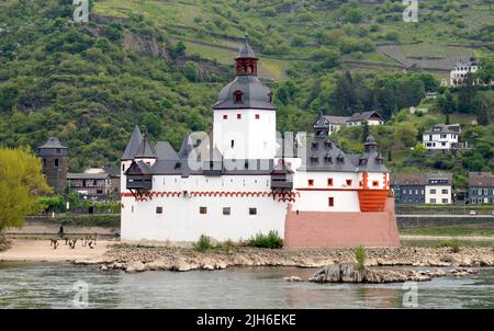 Castello di Pfalzgrafenstein, costruito sull'isola di Falkenau sul fiume Reno nel 14th secolo come stazione di pagamento a pedaggio, Kaub, Germania Foto Stock