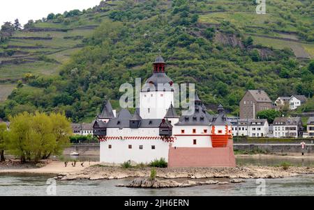 Castello di Pfalzgrafenstein, costruito sull'isola di Falkenau sul fiume Reno nel 14th secolo come stazione di pagamento a pedaggio, Kaub, Germania Foto Stock