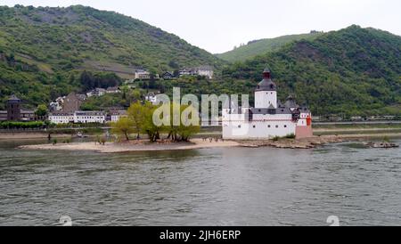 Castello di Pfalzgrafenstein, costruito sull'isola di Falkenau sul fiume Reno nel 14th secolo come stazione di pagamento a pedaggio, Kaub, Germania Foto Stock