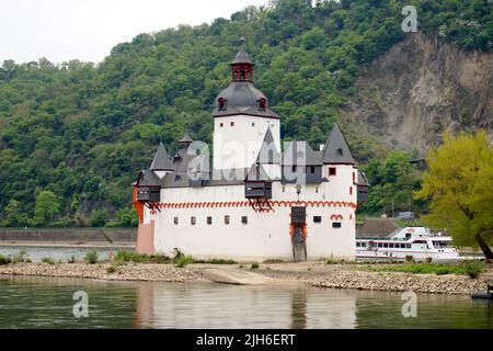 Castello di Pfalzgrafenstein, costruito sull'isola di Falkenau sul fiume Reno nel 14th secolo come stazione di pagamento a pedaggio, Kaub, Germania Foto Stock