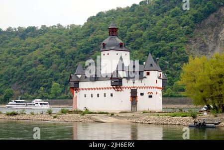 Castello di Pfalzgrafenstein, costruito sull'isola di Falkenau sul fiume Reno nel 14th secolo come stazione di pagamento a pedaggio, Kaub, Germania Foto Stock