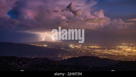 Tempesta di fulmini su Tucson, Arizona, durante la stagione monsonica. Foto Stock