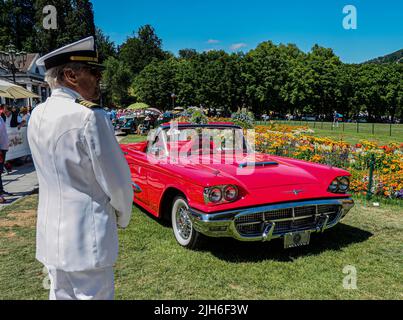 Red Ford Thunderbird, meeting auto classica, giardino termale, Baden-Baden, Baden-Wuerttemberg, Germania Foto Stock