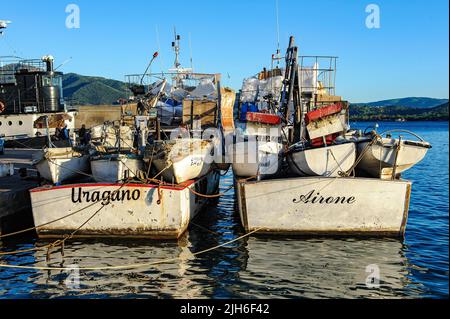 Barche da pesca locali ormeggiate fianco a fianco nel porto mediterraneo, Portoferraio, Elba, Toscana, Italia Foto Stock