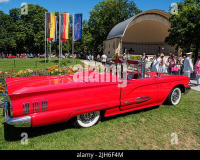 Red Ford Thunderbird, meeting auto classica, giardino termale, Baden-Baden, Baden-Wuerttemberg, Germania Foto Stock