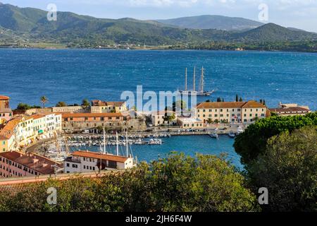 Vista della baia di Portoferraio, in primo piano il vecchio porto di Portoferraio, sullo sfondo un tre padrone sta entrando nel porto Foto Stock