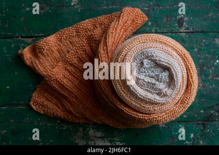 Lavoro a mano, coperta di lana lavorata a maglia per un bambino Foto Stock