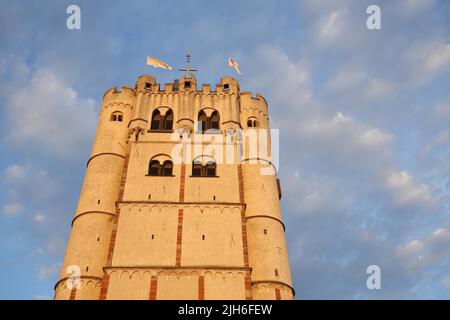 Chiesa Gotica Collegiata di San Martino e San Severus durante la luce della sera a Muenstermaifeld, Moseleifel, Eifel, Renania-Palatinato, Germania Foto Stock