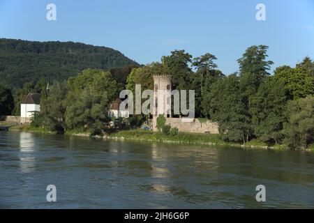 Vista sulla riva del Reno con la storica Torre dei ladri e la casa del tè, Bad Saeckingen, Foresta Nera meridionale, Foresta Nera, Baden-Wuerttemberg, Germania Foto Stock