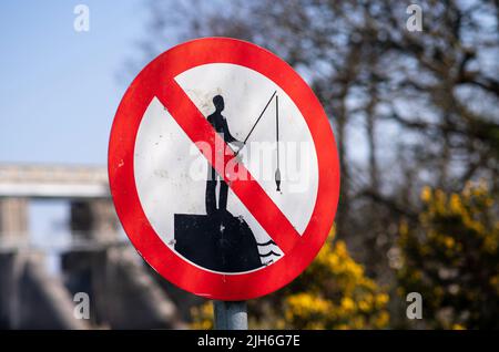 Cartello stradale che vieta la pesca vicino all'impianto idrico Foto Stock